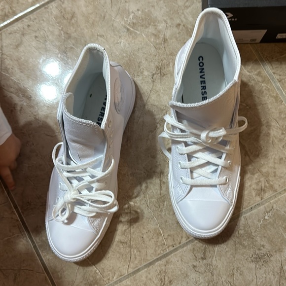 NWT Converse hi-top white leather size 10.5 women’s/8.5 men’s - Picture 2 of 5